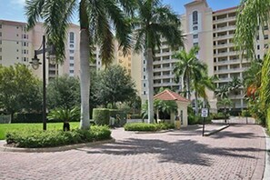 Property grounds - 2 Blocks From The Beach With Bay And Gulf Views - Reg 2-1004 (Naples)