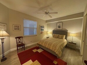 3 bedrooms - 2 blocks from the beach with bay and gulf views - Reg 2-1004 (Naples)