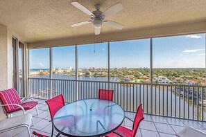 Outdoor dining - 2 blocks from the beach with bay and gulf views - Reg 2-1004 (Naples)