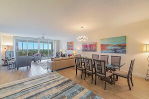 Living area - 2 Blocks From The Beach With Bay And Gulf Views - Reg 2-1004 (Naples)