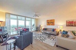 Living area - 2 blocks from the beach with bay and gulf views - Reg 2-1004 (Naples)