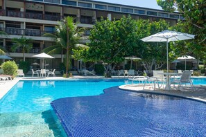 Apartamento luxo | Piscina | 15 piscinas externas, funciona das 9h às 22h, guarda-sóis