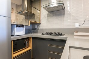 Deluxe-lejlighed | Privat køkken | Køleskab, mikrobølgeovn, ovn, blender