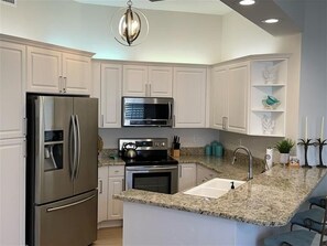 Kaffetrakter/tekoker, brødrister og spisebord