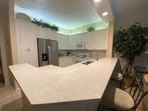 Cafetière-théière, grille-pain, table de salle à manger