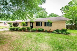 Exterior - Spacious 3 BR w 2 living areas in Jacksonville! (Jacksonville)