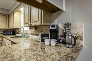 Private kitchen - Spacious 3 BR w 2 living areas in Jacksonville! (Jacksonville)