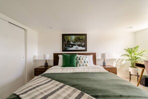 2 bedrooms, desk, WiFi, bed sheets - Enjoy everything Seattle has to offer in centrally located Central District (Seattle)