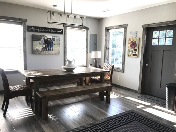 Dining - Nonna’s Place - Pole Barn Dwelling Near Mammoth Cave (Oakland)