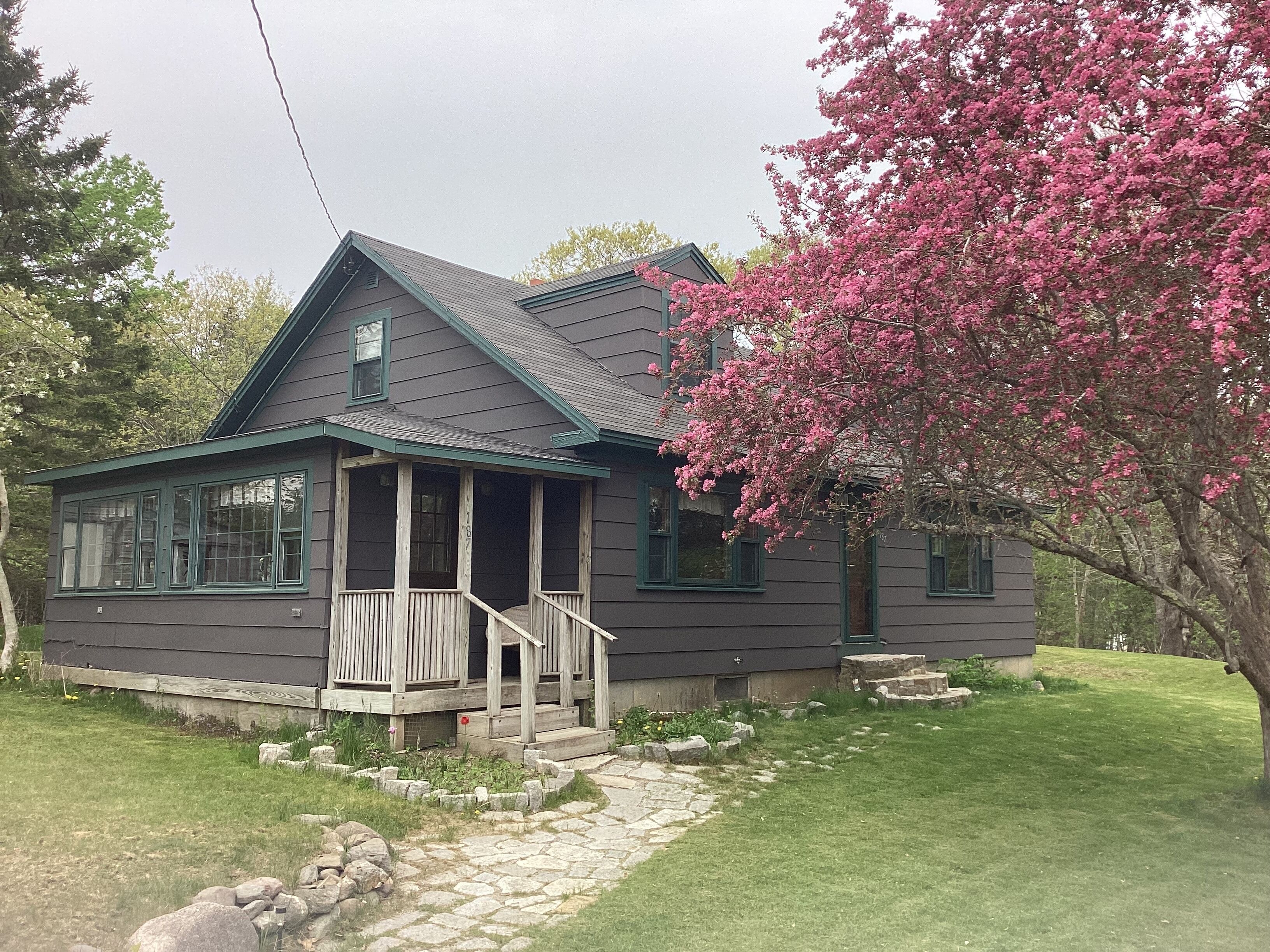 *Quaint 3-Bedroom Cape* Walk to reversing falls!