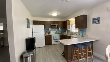 Køleskab, mikrobølgeovn, ovn, kogeplade