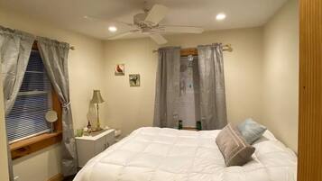 2 bedrooms, iron/ironing board, WiFi, bed sheets