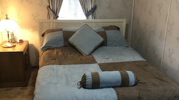 3 bedrooms, desk, iron/ironing board, travel cot