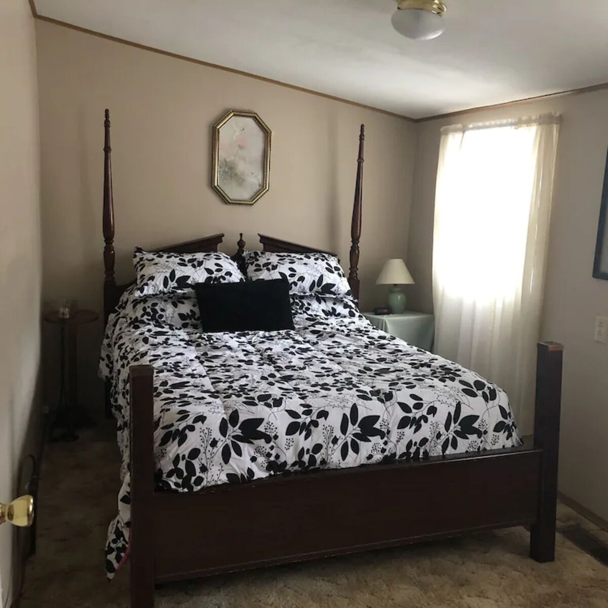 3 bedrooms, desk, iron/ironing board, travel crib