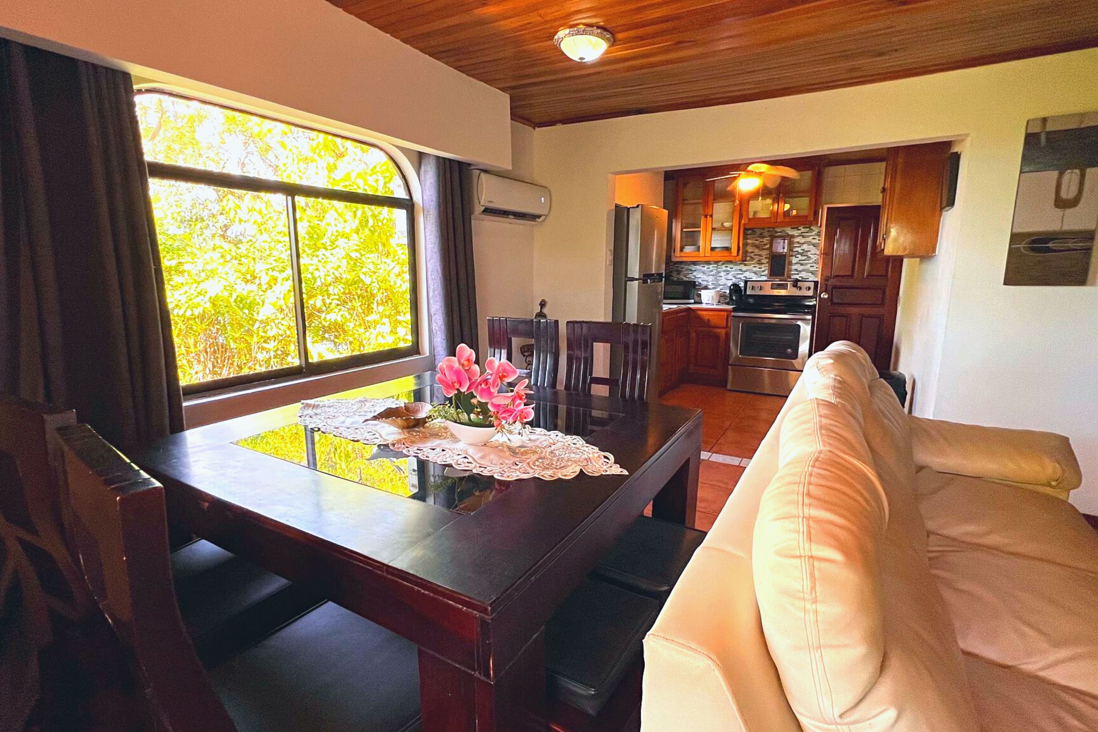 ميني بار وخزنة داخل الغرفة ومكواة/لوح كي وسرير سفر