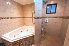 Family House | Minibar, in-room safe, iron/ironing board, travel crib - VAL HOTEL (Quepos)