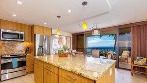 Private kitchen - Sugar Beach Resort PH 14 Penthouse unit, Oceanfront complex, Ocean View, A/C (Kihei)