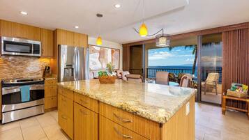 Een koelkast, een magnetron, een oven, een kookplaat