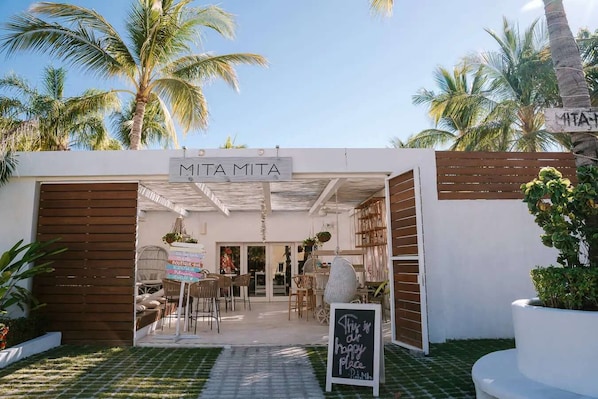 Walking distance to beach bars, restaurants, and shops