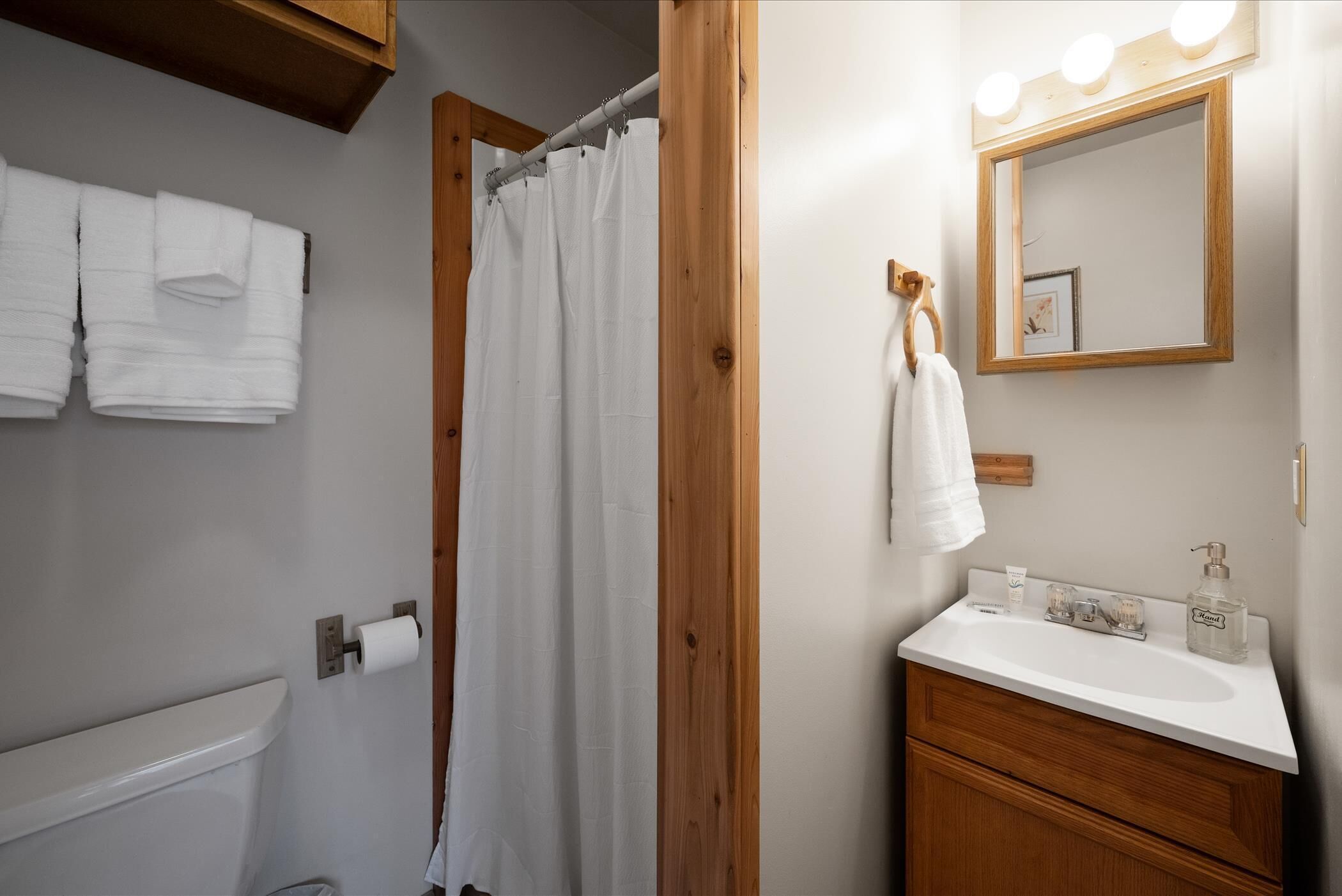 Chuveiro, toalhas de banho, sabonete, shampoo