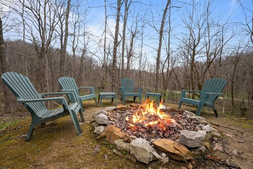 HOT TUB! Tiny Home Fire Pit! Pet Friendly on 5 Acres of Seclusion!