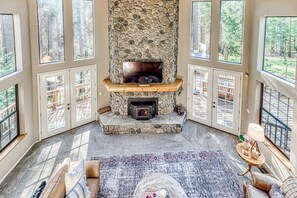 TV, fireplace, table tennis, books