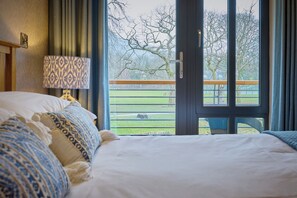 2 bedrooms, individually decorated, individually furnished - Riverside Park 3 (Keswick)