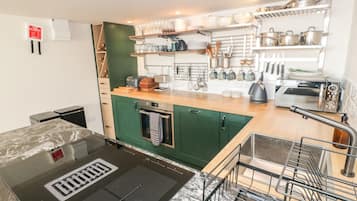 Cottage | Dapur peribadi | Peti sejuk, mesin basuh pinggan mangkuk, cerek elektrik, pembakar roti
