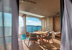 Suite Premier, piscina privada, vistas al mar | Caja fuerte, escritorio, cortinas opacas y tabla de planchar con plancha