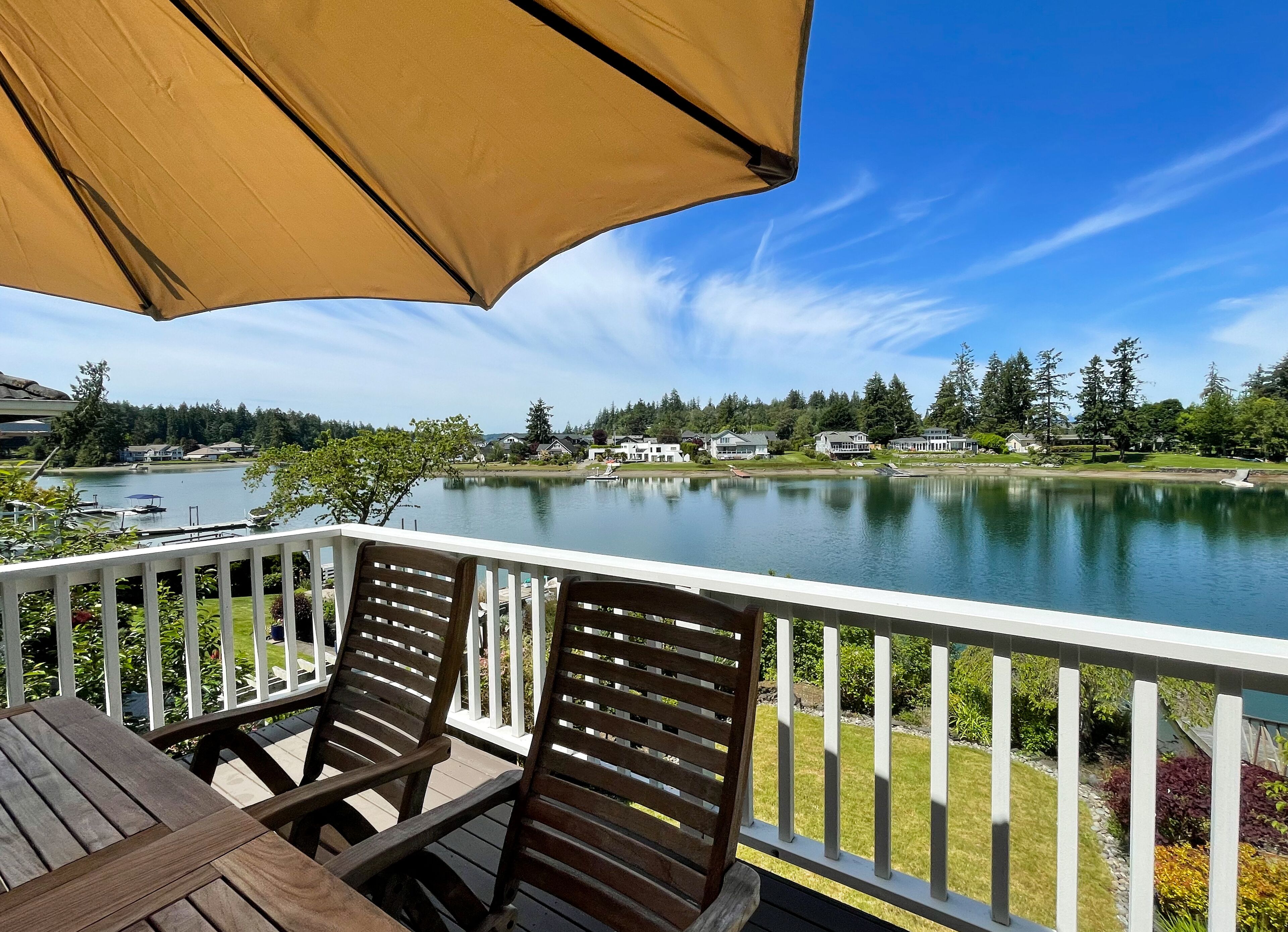 Waterfront House w/ 4 En-Suites and Private Beach