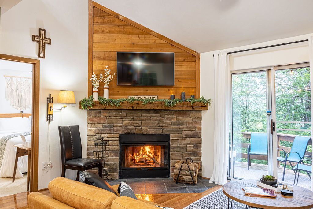 Luxury Retreat. Walk to pool. Sunsets. Nature. Golf. 