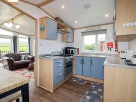 Cottage | Private kitchen | Fridge, electric kettle, toaster, cookware/dishes/utensils