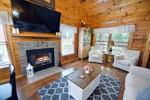 Cozy 2-bedroom cabin with hot tub & quaint view of horse farm