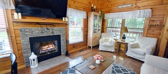 Cozy 2-bedroom cabin with hot tub & quaint view of horse farm