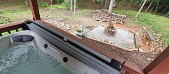 Cozy 2-bedroom cabin with hot tub & quaint view of horse farm