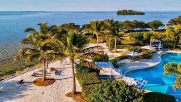 Una piscina al aire libre, una piscina climatizada