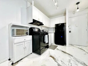 Microwave, oven, stovetop - Full Kitchen! 2 blocks from beach! Heart of South Beach, Miami! (Miami Beach)