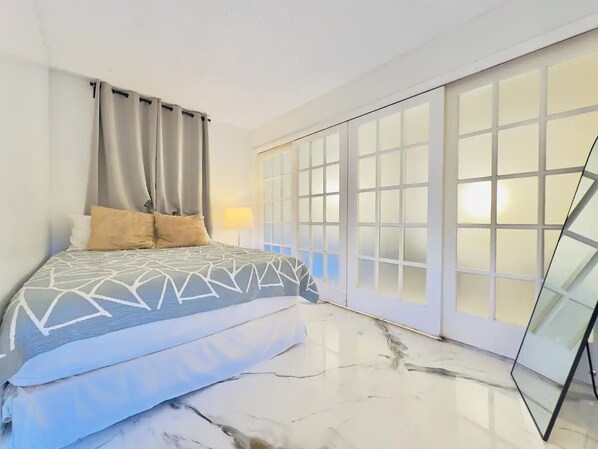 1 bedroom, iron/ironing board, WiFi, bed sheets - Full Kitchen! 2 blocks from beach! Heart of South Beach, Miami! (Miami Beach)