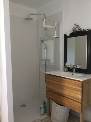 Baignoire, sĂšche-cheveux, serviettes fournies, savon