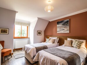 Cottage | 3 bedrooms, individually decorated, individually furnished, free WiFi - Silver Birch Lodge (Kyle)