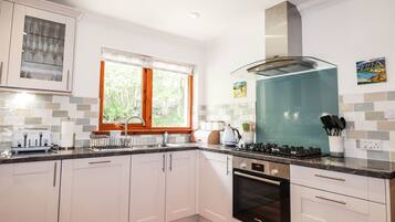 Casa de campo | Cocina privada | Frigorífico, lavavajillas, hervidor eléctrico y tostadora