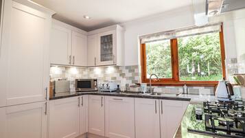 Cottage | Private kitchen | Fridge, dishwasher, electric kettle, toaster