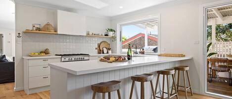 Parrilla de estufa, lavavajillas, cafetera y tetera y comedor