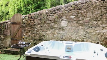 Cottage | Property grounds