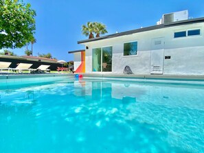 Una piscina al aire libre, una piscina climatizada