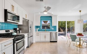 Refrigerador, microondas, horno y parrilla de estufa 