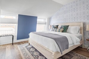 1 bedroom, desk, free WiFi, bed sheets - 1/2 Block from King Street, 5★ Location ~ ♛King Bed ~ Free Parking (Alexandria)