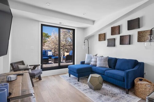 1/2 Block from King Street, 5★ Location ~ ♛King Bed ~ Free Parking