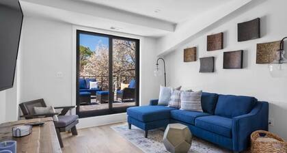 1/2 Block from King Street, 5★ Location ~ ♛King Bed ~ Free Parking