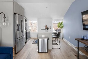 Fridge, microwave, oven, stovetop - 1/2 Block from King Street, 5★ Location ~ ♛King Bed ~ Free Parking (Alexandria)